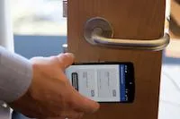 Bild: HID Global erklärt in fünf Schritten, wie die Zutrittskontrolle per Smartphone eingerichtet wird