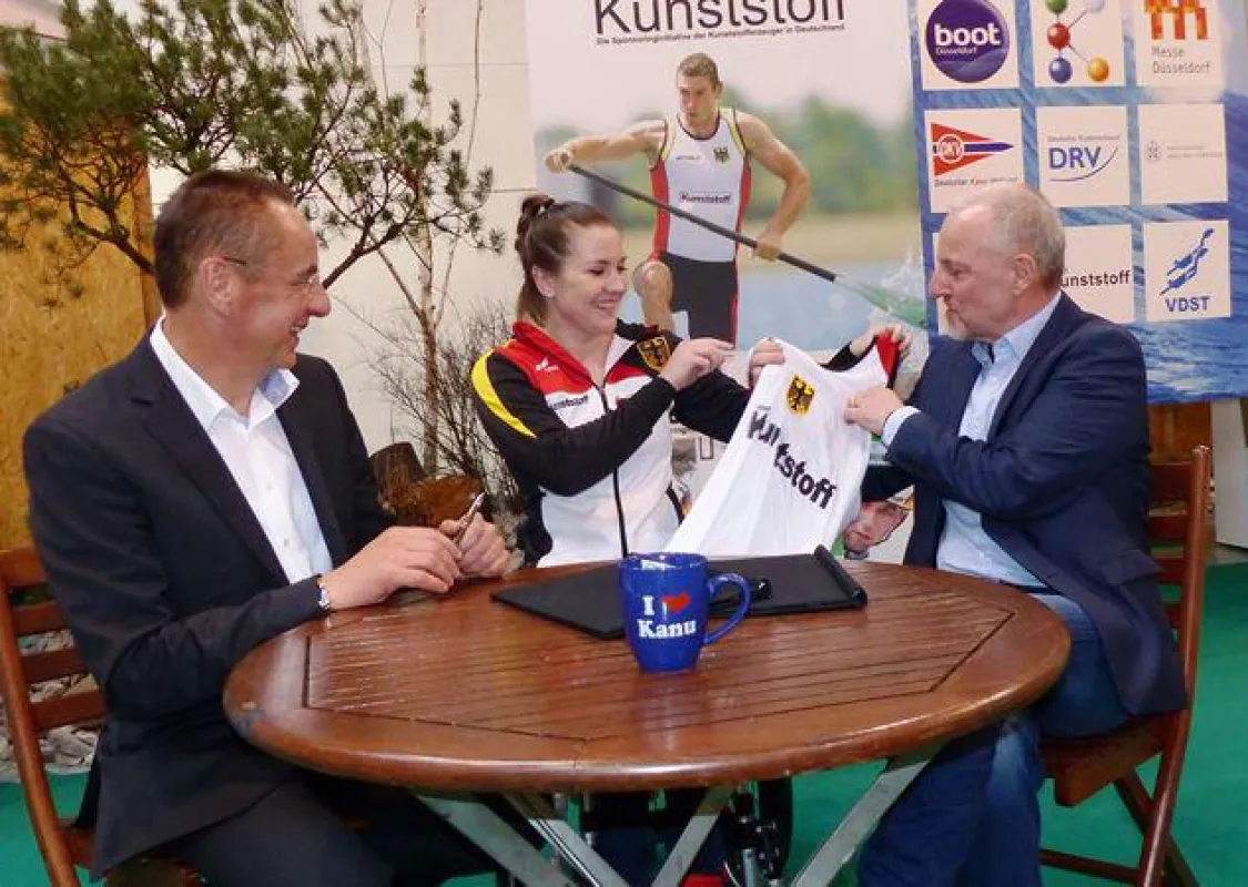 Unterzeichnung des neuen Team Kunststoff Sponsoringvertrags mit dem DKV auf der boot 2018