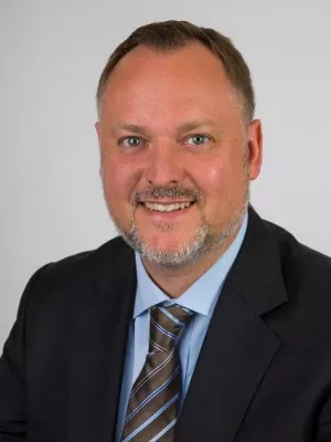 Bild: Bezirksstadtrat Falko Liecke, liest in der Vor-Lese-Lounge von Gropius Passagen, Hugendubel und Stiftung Lesen