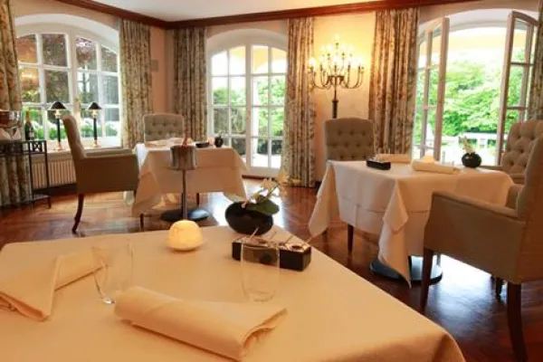 Bild: Wein-Pfarrer Hans Denk präsentiert Große Wachauer Gewächse im COLUMBIA Hotel Bad Griesbach