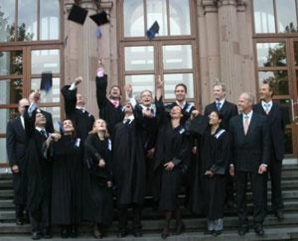 Absolventen des Master-Programms „Lasers in Dentistry“ bei der Vergabe der Abschlusszertifikate