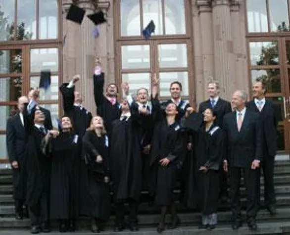 Bild: Zahnärzte beenden Master-Studium als Laserspezialisten