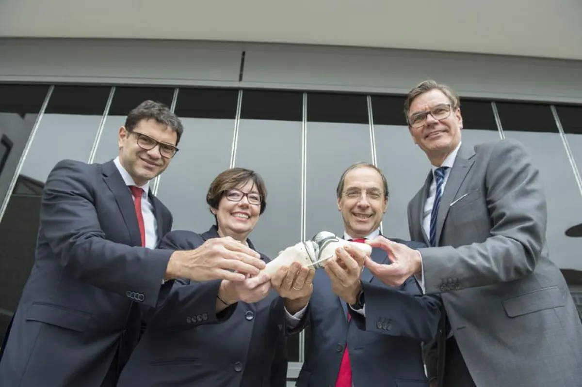 Staatssekretär Prof. Salvatore Barbaro, Pflegevorstand Marion Hahn, Medizinischer Vorstand Prof. Norbert Pfeiffer und Prof. Philipp Drees, Leiter des Projektes freuen sich, dass das Projekt startet. (