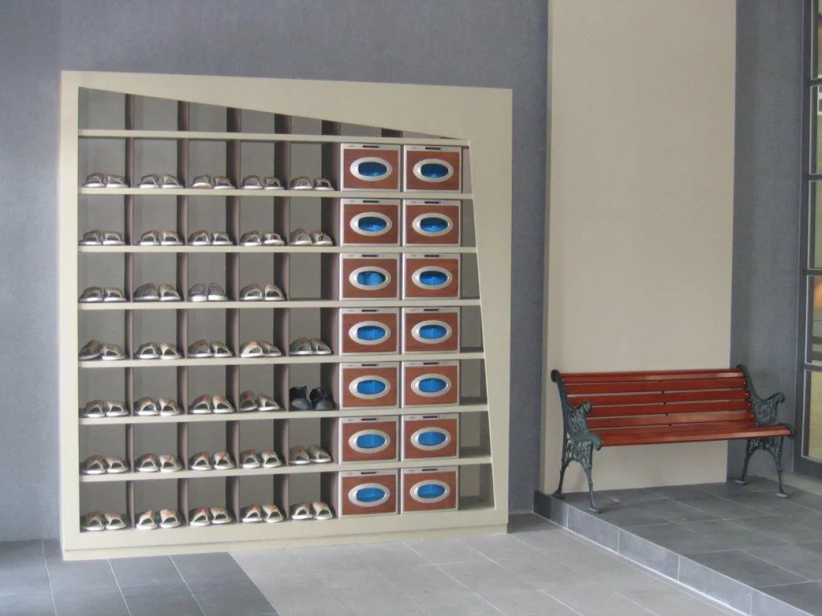 Der KLENZ lässt sich elegant in jede Garderobe - ob im Fitnessstudio, Schwimmbad, Büro, zu Hause oder wie hier in Personal-Eingangsbereich eines koreanischen Krankenhauses - integrieren.