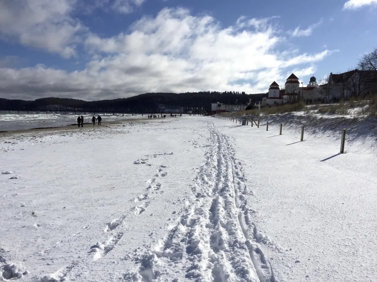 verschneiter Strand im Ostseebad Binz