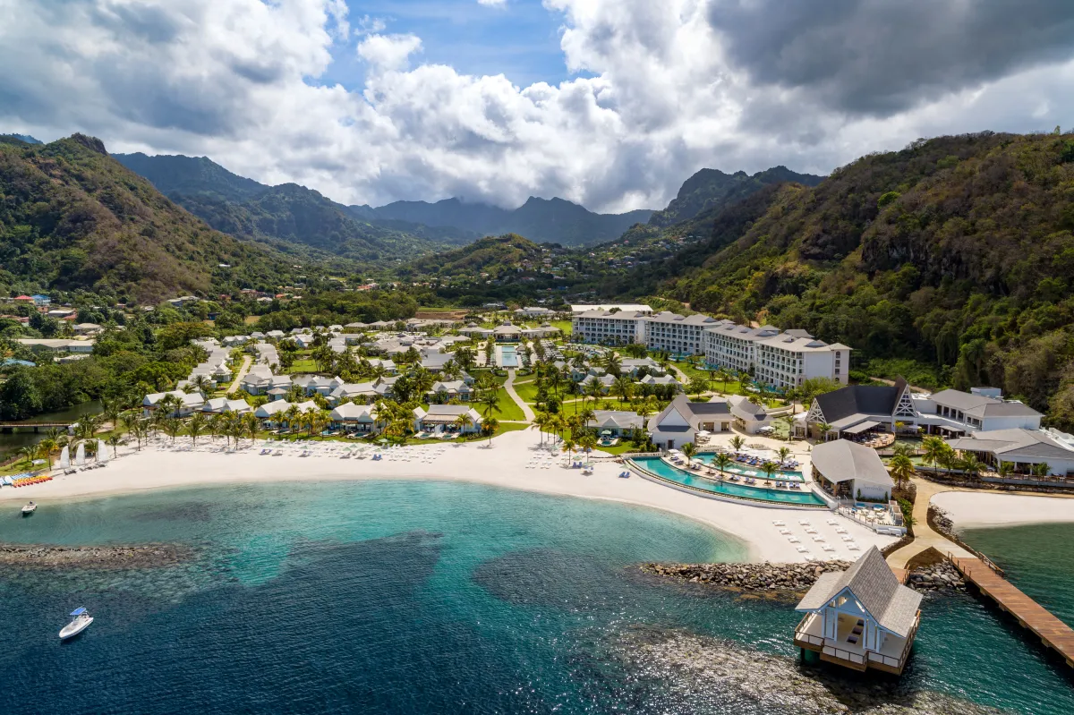 Die Butler Sunset Cruise im Sandals Saint Vincent ermöglicht den Blick auf den Vulkan La Soufrière (© © Sandals Resorts International)