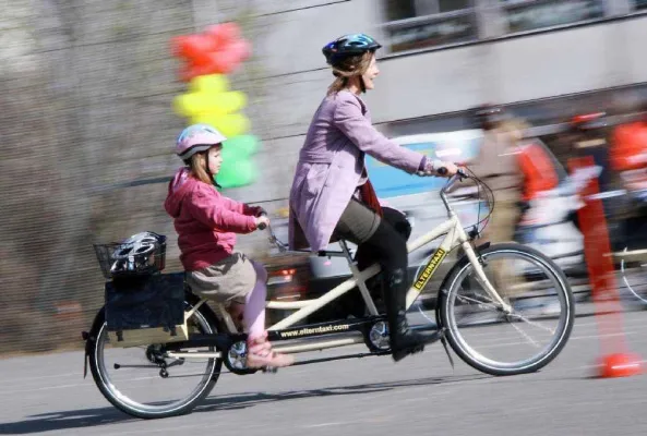 Initiative ELTERNTAXI bringt Tandems nach Hamburg Bild: Initiative ELTERNTAXI bringt Tandems nach Hamburg