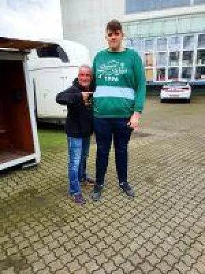 Bild: Jannik ist 2.22 Meter und möchte den Führerschein gerne machen...