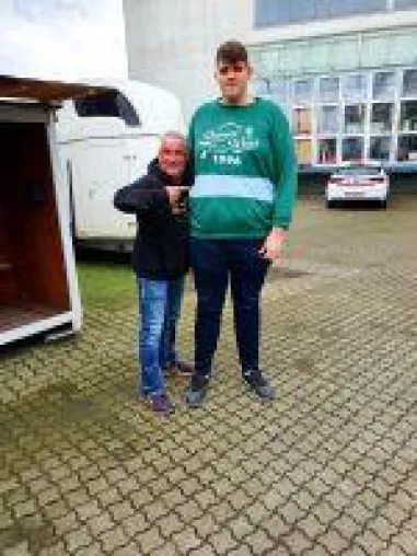 Bild: Jannik ist 2.22 Meter und möchte den Führerschein gerne machen...