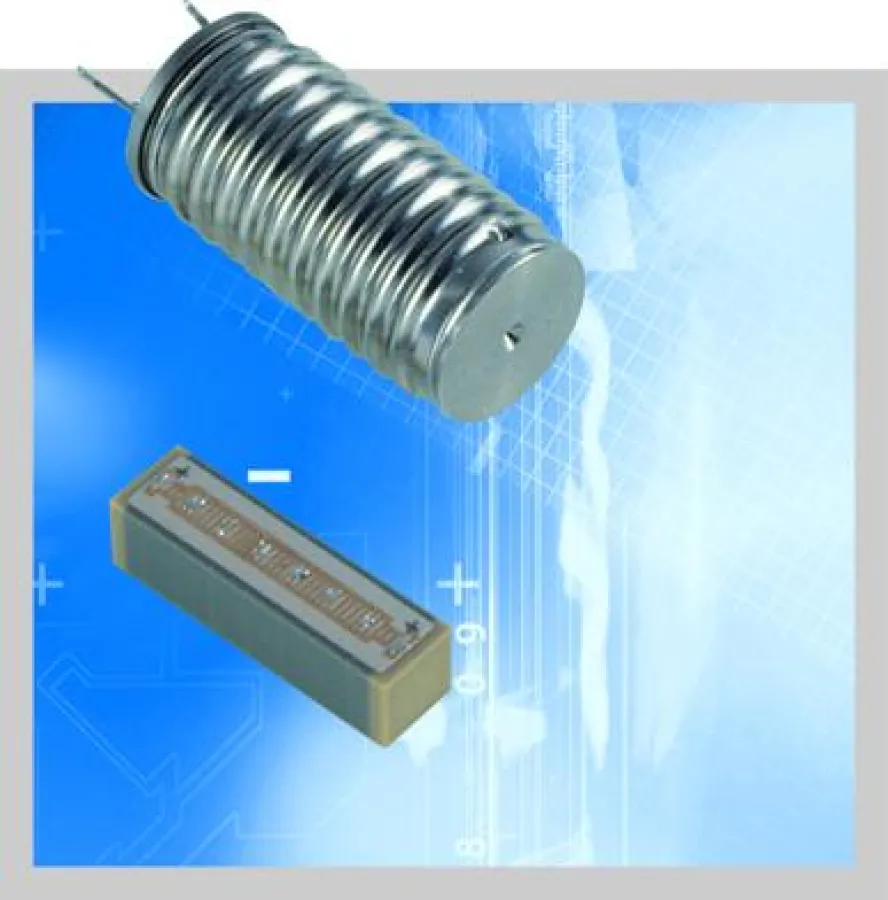 Zwei Varianten des PICMA® Piezoaktors (5x5x18 mm): Klassischer Multilayeraktor und mit Edelstahlgehäuse für hermetische Versiegelung und zusätzlichen Schutz gegen Feuchtigkeit