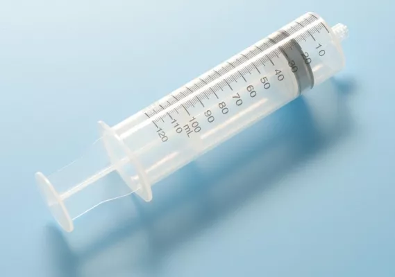 Bild: Mischen von Zytostatika mit der 120 ml Spritze von Bionic