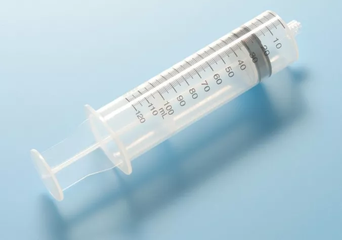 Bild: Mischen von Zytostatika mit der 120 ml Spritze von Bionic