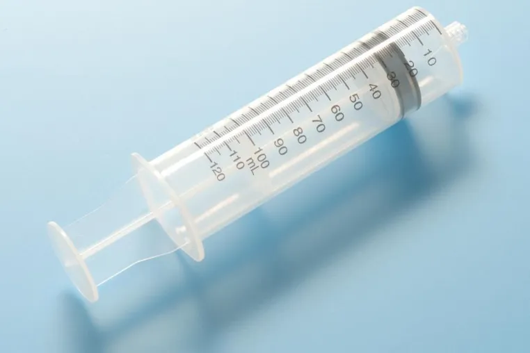 Bild: Mischen von Zytostatika mit der 120 ml Spritze von Bionic