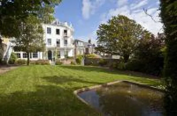 Von Victor Hugo bis zu "Deine Juliet": Eine Zeitreise durch die Geschichte Guernseys mit den Frühlingsevents Bild: Von Victor Hugo bis zu "Deine Juliet": Eine Zeitreise durch die Geschichte Guernseys mit den Frühlingsevents