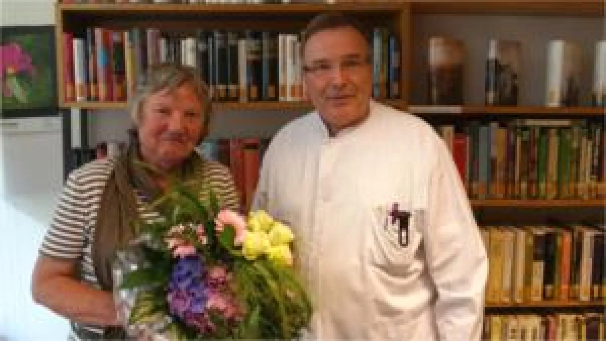 Der Ärztliche Direktor Dr. Erich Theo Merholz verabschiedet Gerlinde Guth nach 25 Jahren Ehrenamt.