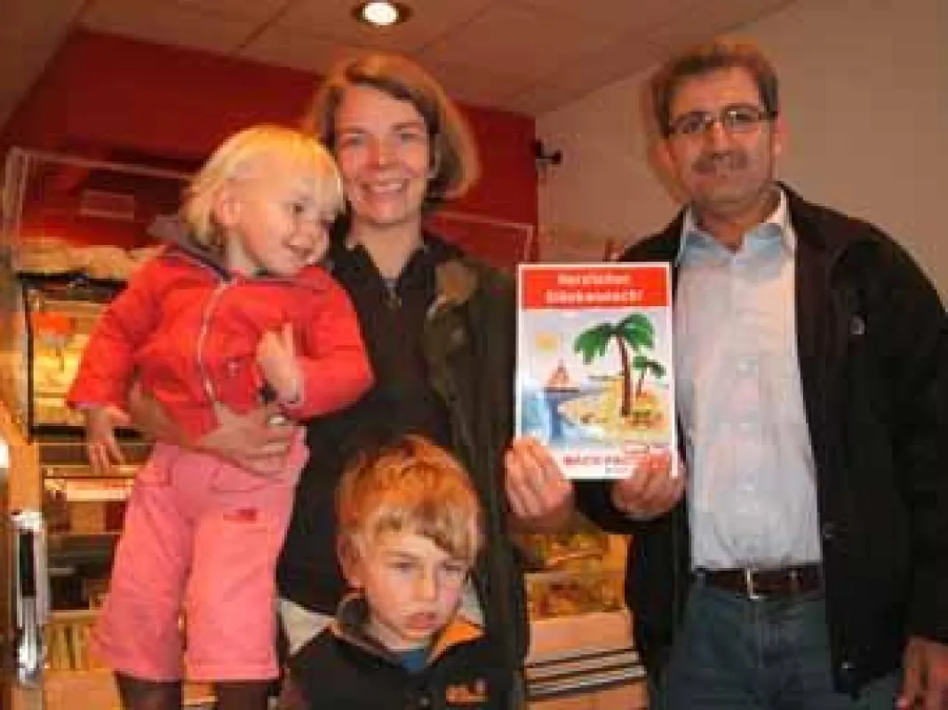 Mahmoud Ismail, Franchisepartner der Back-Factory in Kiel überreicht Anne Bury und ihren Kindern Theresa und Laurenz den symbolischen Gutschein.