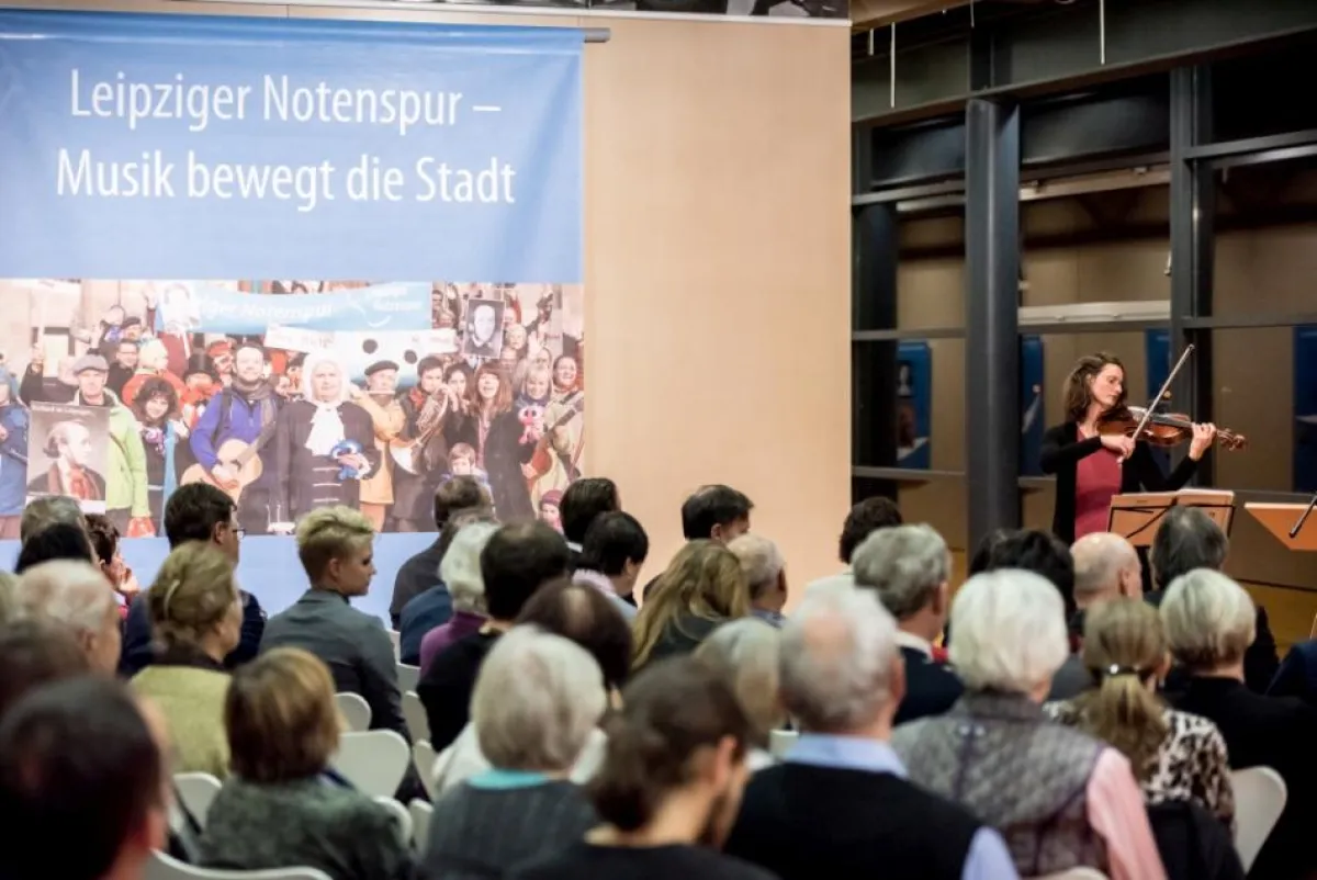 Musikalische Grüße zur Midissage von der Gewandhausmusikerin Birgit Weise, Foto: Daniel Reiche
