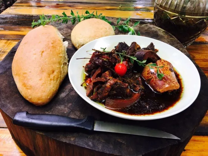Pepper Pot, Black Cake und großes Reinemachen: So feiert man Weihnachten in Guyana Bild: Pepper Pot, Black Cake und großes Reinemachen: So feiert man Weihnachten in Guyana