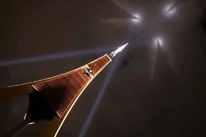 Bild: Fernsehturm Riga erstrahlt mit FALCON® Architekturlicht von A&O Technology