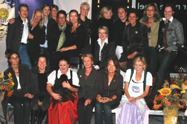 Bild: Soroptimist International Club Traunsee - Steinberg & Havlicek sangen schräge Lieder im Autohaus Mairhuber