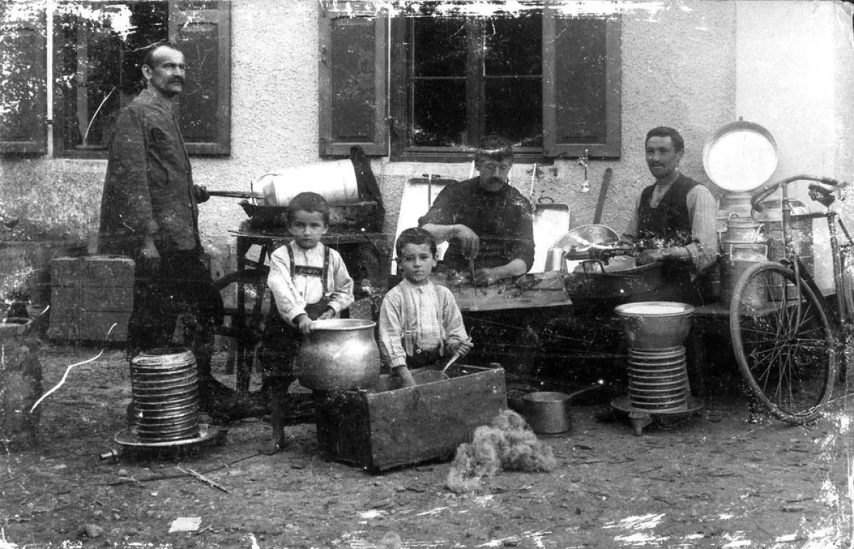 Arbeitsmigration im Alpenraum: Der italienische Auswanderer und Kesselflicker Pietro Zannantonio, seine beiden Söhne und zwei Helf