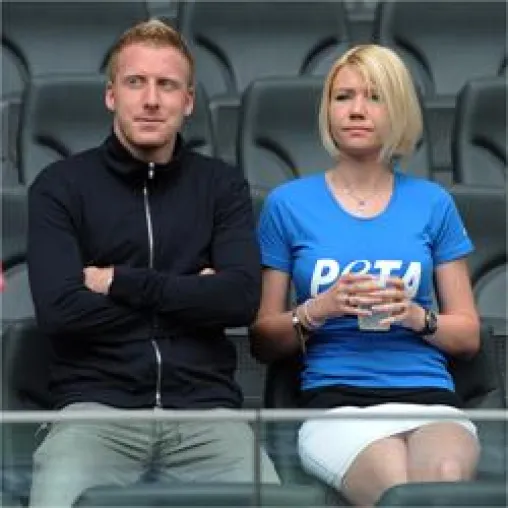 Patrick Ochs kämpft mit PETAkids für Babyrobben / „Eintracht Frankfurt“-Star will Robbenschlachten stoppen Bild: Patrick Ochs kämpft mit PETAkids für Babyrobben / „Eintracht Frankfurt“-Star will Robbenschlachten stoppen