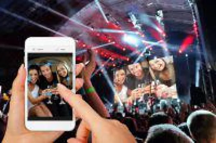 Bild: Selfiewall - Mit der neuen Social Wall Handyfotos, Texte, Emojis und Zeichnungen auf den Party-Beamer sen