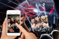 Selfiewall - Mit der neuen Social Wall Handyfotos, Texte, Emojis und Zeichnungen auf den Party-Beamer sen Bild: Selfiewall - Mit der neuen Social Wall Handyfotos, Texte, Emojis und Zeichnungen auf den Party-Beamer sen