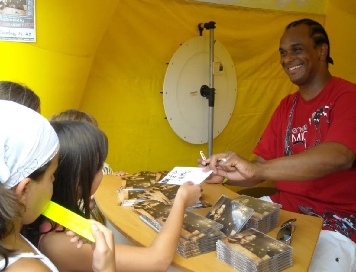2schneidig gibt Autogramme nach den Auftritten beim Stuttgarter Kinderfestival 2010