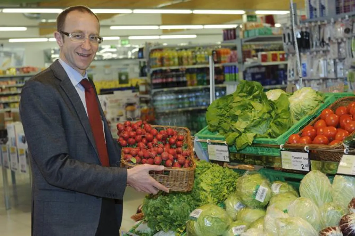 Bewusster Umgang mit Lebensmitteln: Unimarkt Geschäftsführer Andreas Haider stellt Mehrpackung ein