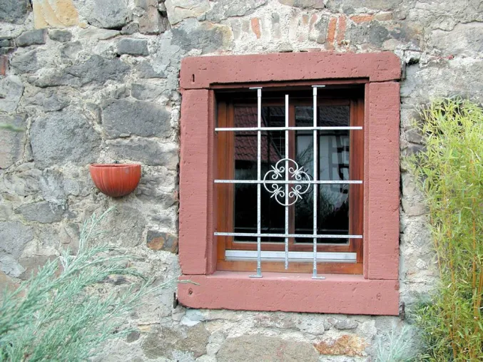 Bild: Solide Fenstergitter bieten Schutz vor ungebetenen Gästen