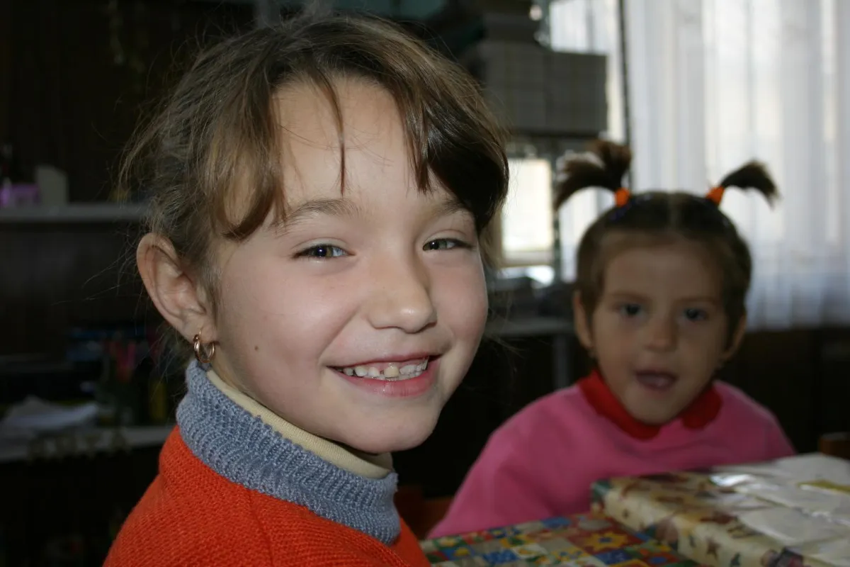 Rumänische Kinder freuen sich über Weihnachtsgeschenke aus Deutschland