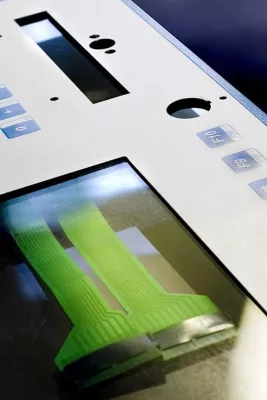 Bild: Siebdruck Roos GmbH reproduziert defekte Folientastaturen