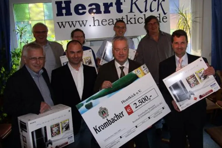 Bild: Saturn Gelsenkirchen und Krombacher Brauerei unterstützen HeartKick e.V.