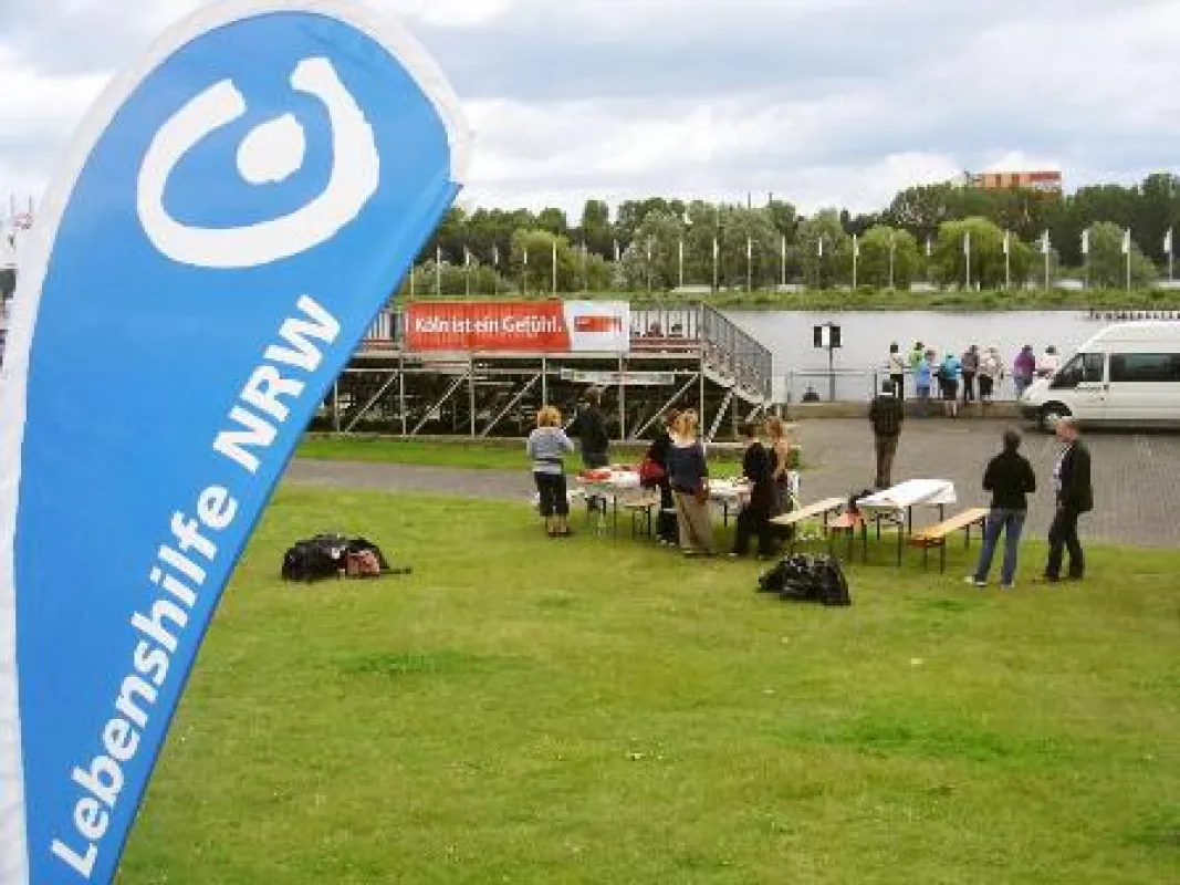 Der Flying Banner steht schon mal! – Aufbau des ersten integrativen Sporttags in Köln