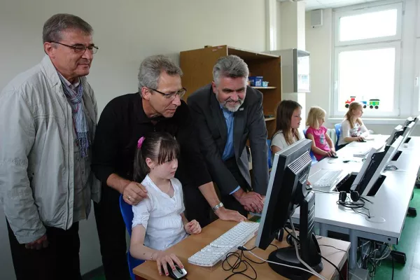 Bild: Grundschüler freuen sich über 20 neue Computer von der Hochschule Harz