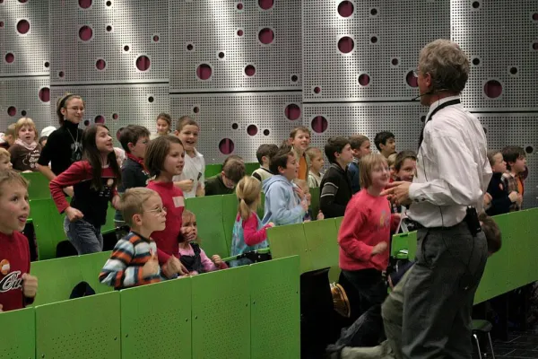 Bild: Dr. Dieter Sontheimer begeistert rund 500 Junior-Studenten an der Hochschule Harz - Dritte Vorlesung der „KinderHochschule“ im Wernigeröder AudiMax