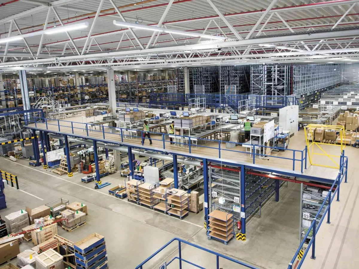 Bei Röthlein Logistik zeigt Dematic auf ihrem Kundentag eine kompakte Lagerlösung. (Foto: Röthlein)