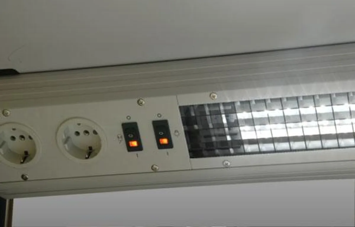 Das ELABO-Tischsystem InForm ermöglicht eine genaue Höhenanpassung der Beleuchtungsleiste