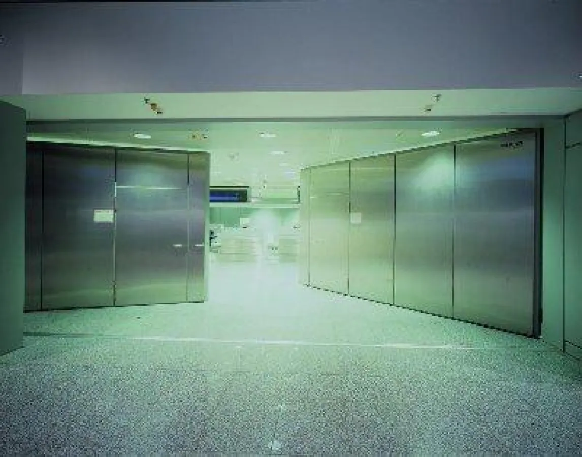 2-flügliges T30-RS Drehflügeltor System Schröders TSN-2 mit einer Breite von über neun Metern im Abfertigungsbereich