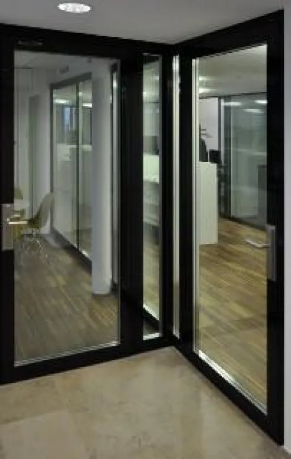 Planline 30 mit integrierten Brandschutztüren Plandoor 30