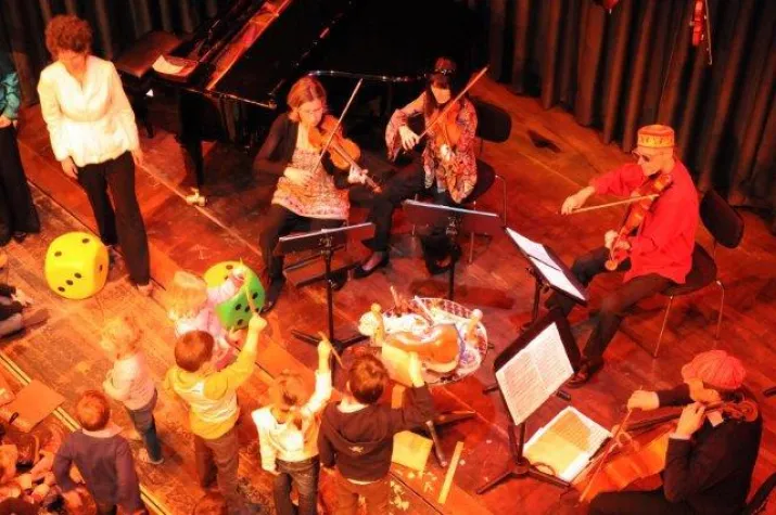 Bild: Kinderkonzert mit Streichern – mini.musik eV spielt Münchner Familien einen Streich im bunten Musikantenreich