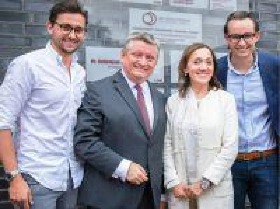 Gesundheitsminister Hermann Gröhe (2. v. li.) beim Besuch der Praxisklinik Dr. Schlotmann.