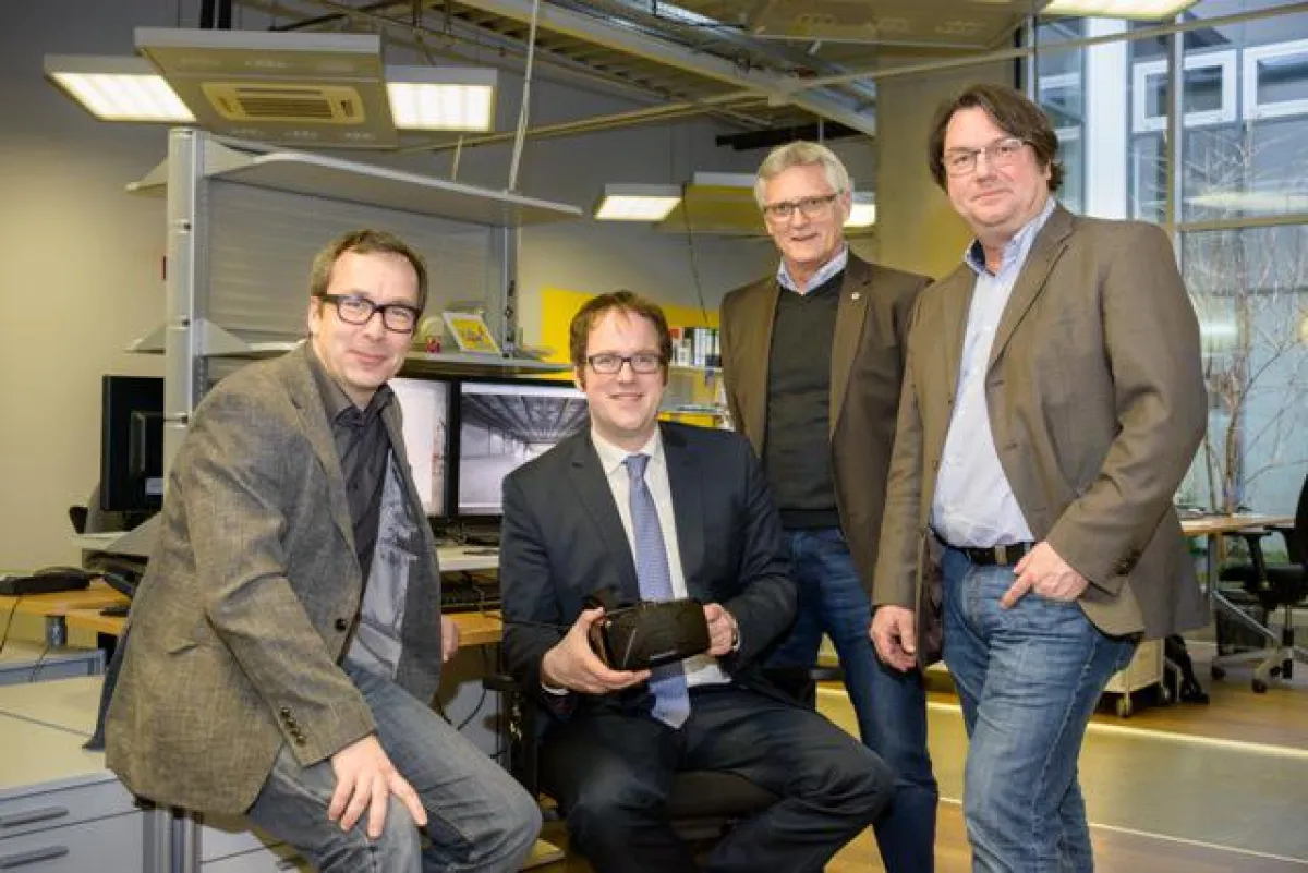 (Foto: hl-studios, Erlangen) 2. v. l.: Dr. Florian Janik, OB Stadt Erlangen bei hl-studios GmbH