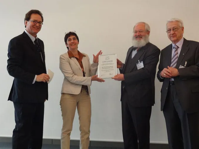 CAM-Award 2013 für Arbeit zur Parodontitis verliehen Bild: CAM-Award 2013 für Arbeit zur Parodontitis verliehen