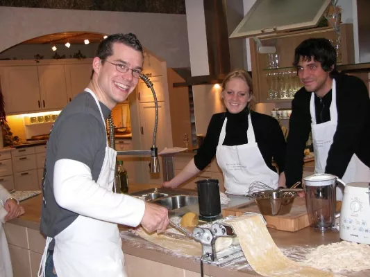 Bild: Küchenschmiede Erding: Kochseminar-Auftakt mit Showcooking und Autorenlesung am 15. 09.2011 um 19:00 Uhr