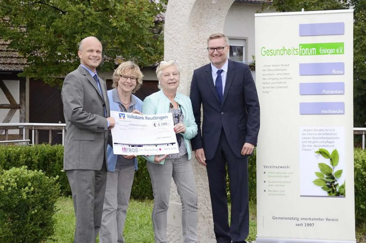 Spendenübergabe am Sturzpräventionsgarten Calner Platz Eningen