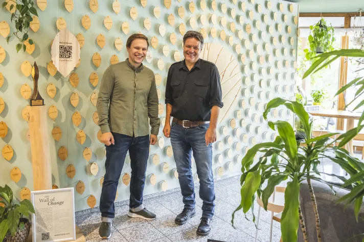 Bild: Neues Projekt „Mikrowald“ begrünt Stadthotel Luise / 230 Nachhaltigkeitsmaßnahmen in der „Wall of Change“