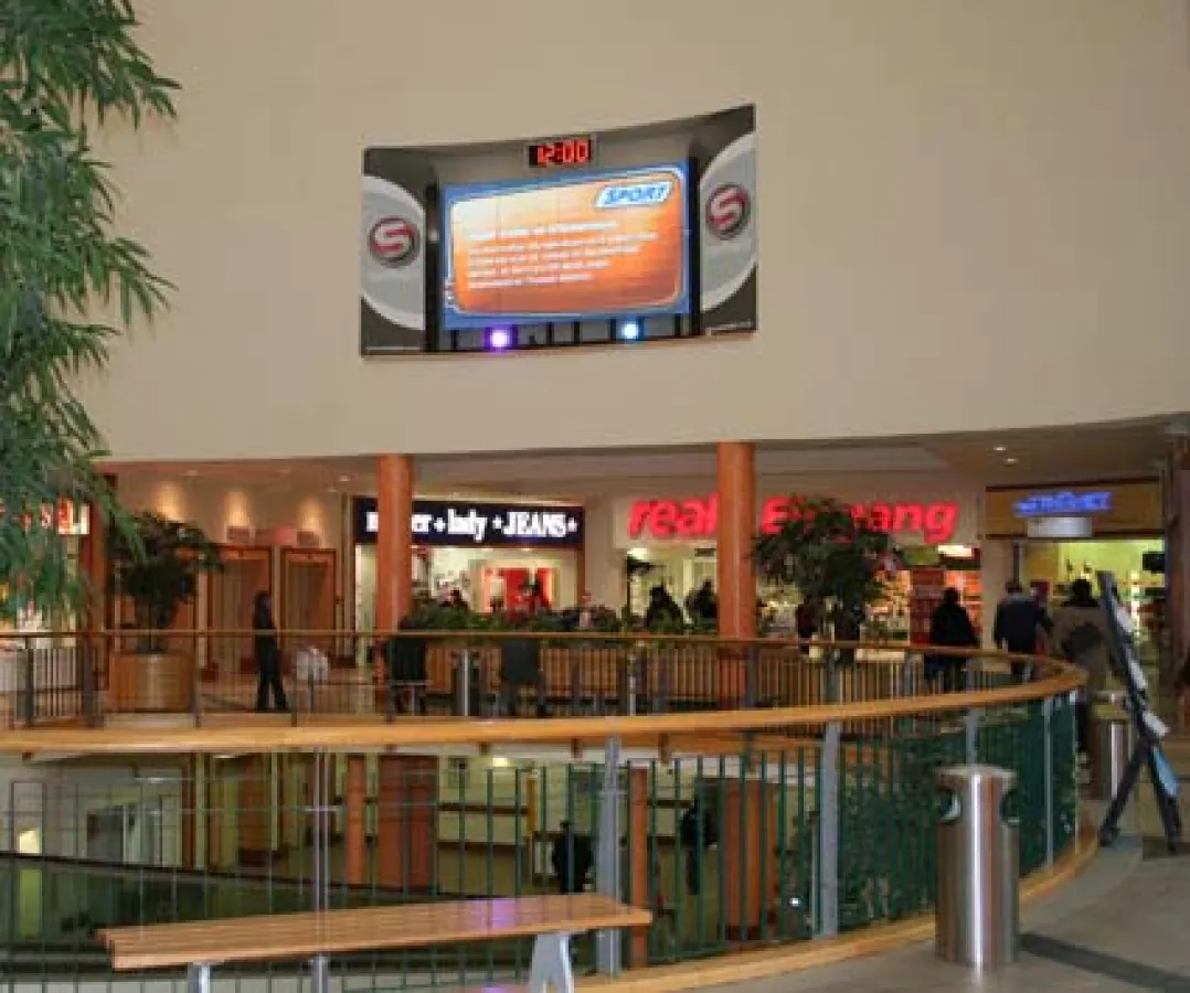 4 x 4 Steglos Plasma Display Infotainmentwand im Brücken-Center Ansbach