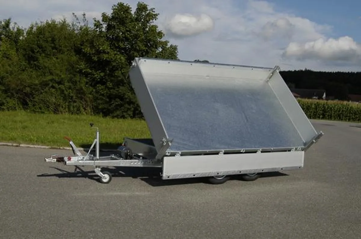 PKW-Anhänger von Sigg-Fahrzeugbau GmbH mit feuerverzinkter Stahlblechpritsche.